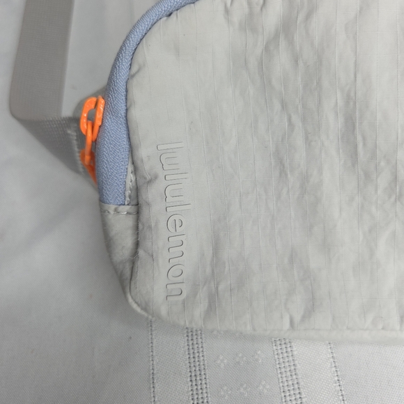 Lululemon Bag Womens OS Mini Silver Nylon Zip Inner Pocket Adjustable Belt - Picture 2 of 10